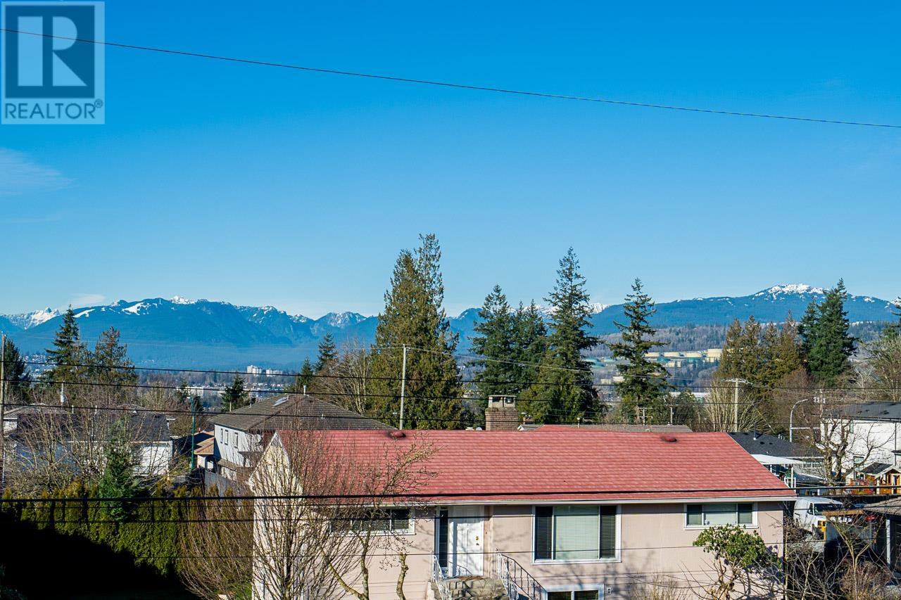 Listing Picture 17 of 40 : 8464 15TH AVENUE, Burnaby / 本拿比 - 魯藝地產 Yvonne Lu Group - MLS Medallion Club Member