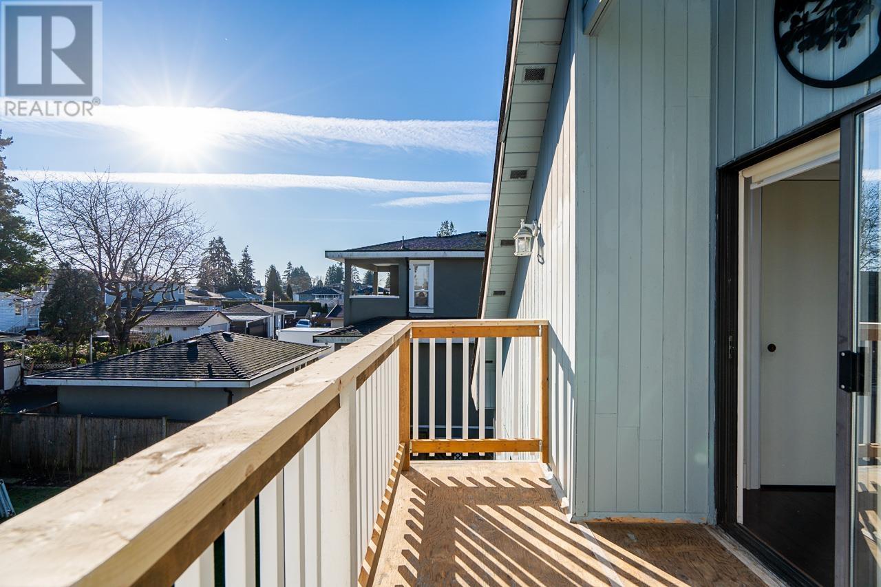 Listing Picture 18 of 40 : 8464 15TH AVENUE, Burnaby / 本拿比 - 魯藝地產 Yvonne Lu Group - MLS Medallion Club Member