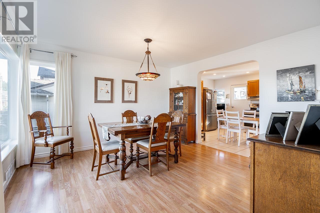 Listing Picture 3 of 40 : 8464 15TH AVENUE, Burnaby / 本拿比 - 魯藝地產 Yvonne Lu Group - MLS Medallion Club Member