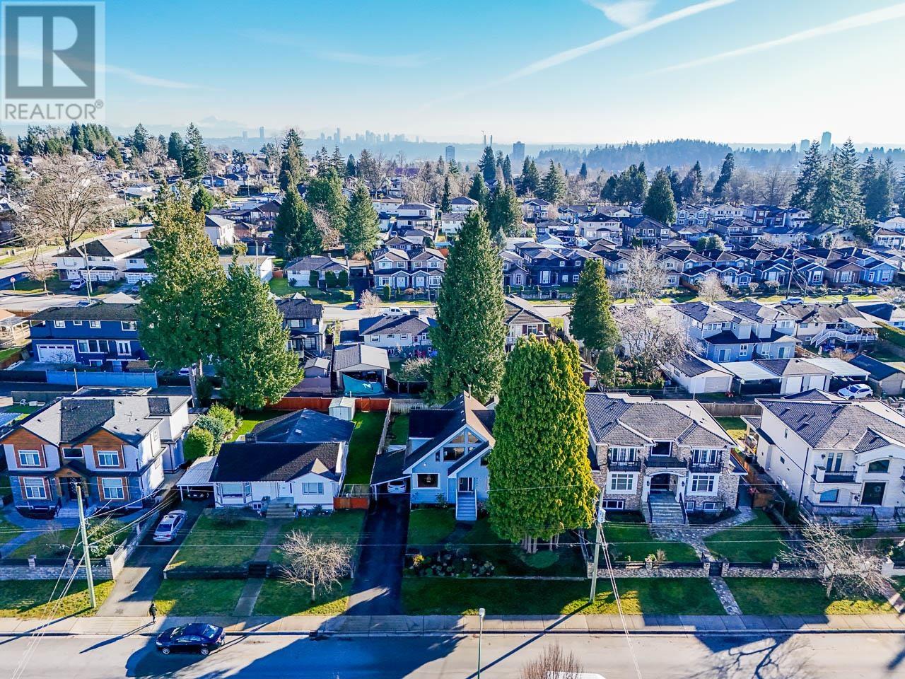 Listing Picture 34 of 40 : 8464 15TH AVENUE, Burnaby / 本拿比 - 魯藝地產 Yvonne Lu Group - MLS Medallion Club Member