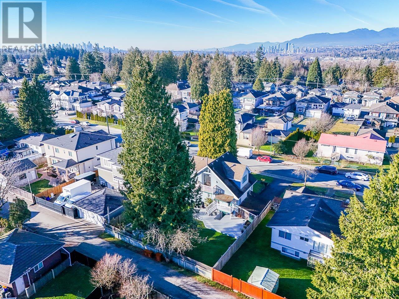 Listing Picture 38 of 40 : 8464 15TH AVENUE, Burnaby / 本拿比 - 魯藝地產 Yvonne Lu Group - MLS Medallion Club Member