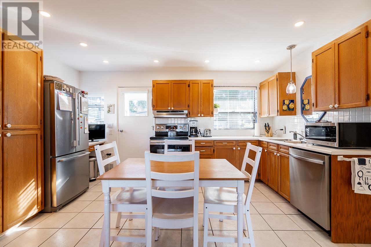 Listing Picture 5 of 40 : 8464 15TH AVENUE, Burnaby / 本拿比 - 魯藝地產 Yvonne Lu Group - MLS Medallion Club Member