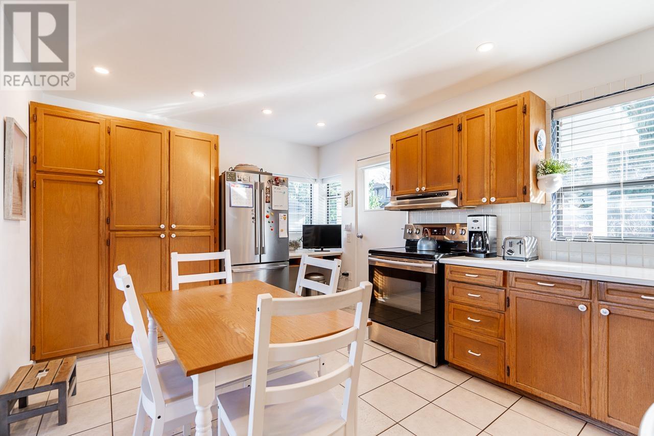Listing Picture 6 of 40 : 8464 15TH AVENUE, Burnaby / 本拿比 - 魯藝地產 Yvonne Lu Group - MLS Medallion Club Member