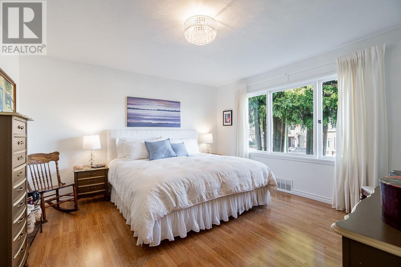 Listing Picture 8 of 40 : 8464 15TH AVENUE, Burnaby / 本拿比 - 魯藝地產 Yvonne Lu Group - MLS Medallion Club Member