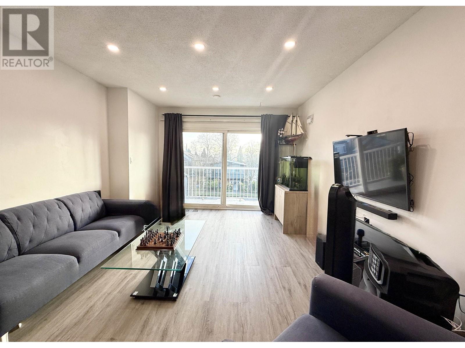 Listing Picture 3 of 22 : 3569 E GEORGIA STREET, Vancouver / 溫哥華 - 魯藝地產 Yvonne Lu Group - MLS Medallion Club Member