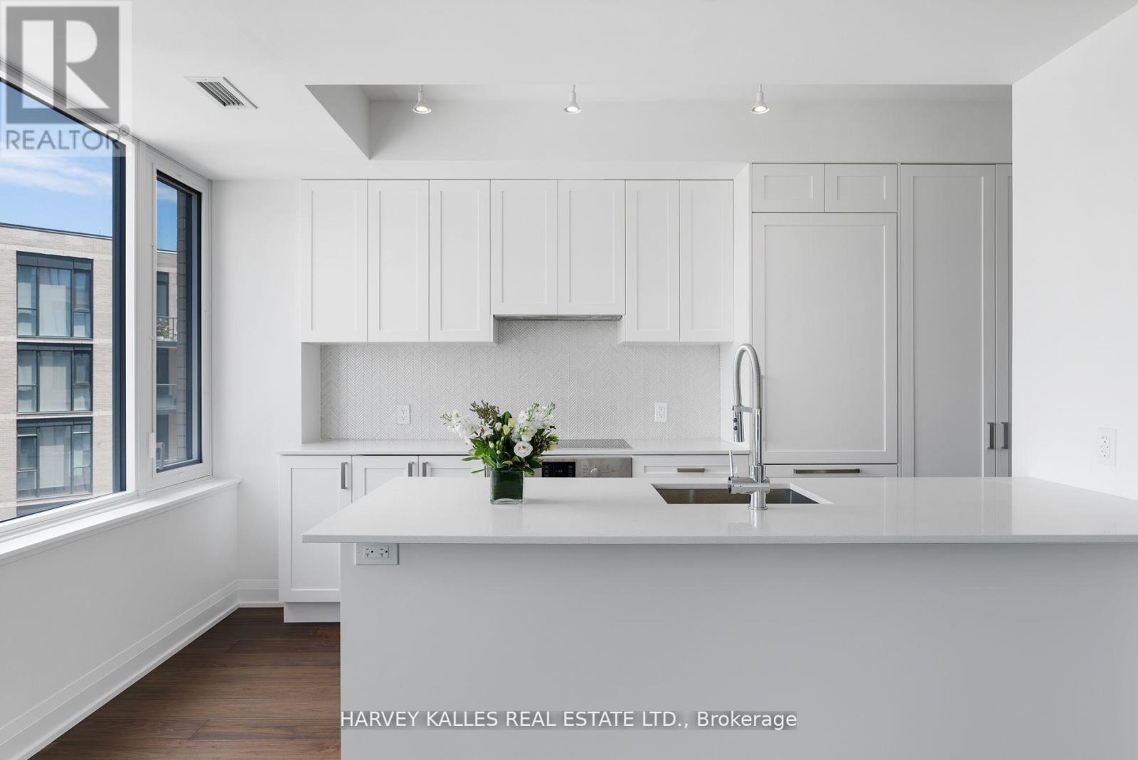 Property at 519 - 293 THE KINGSWAY image 5