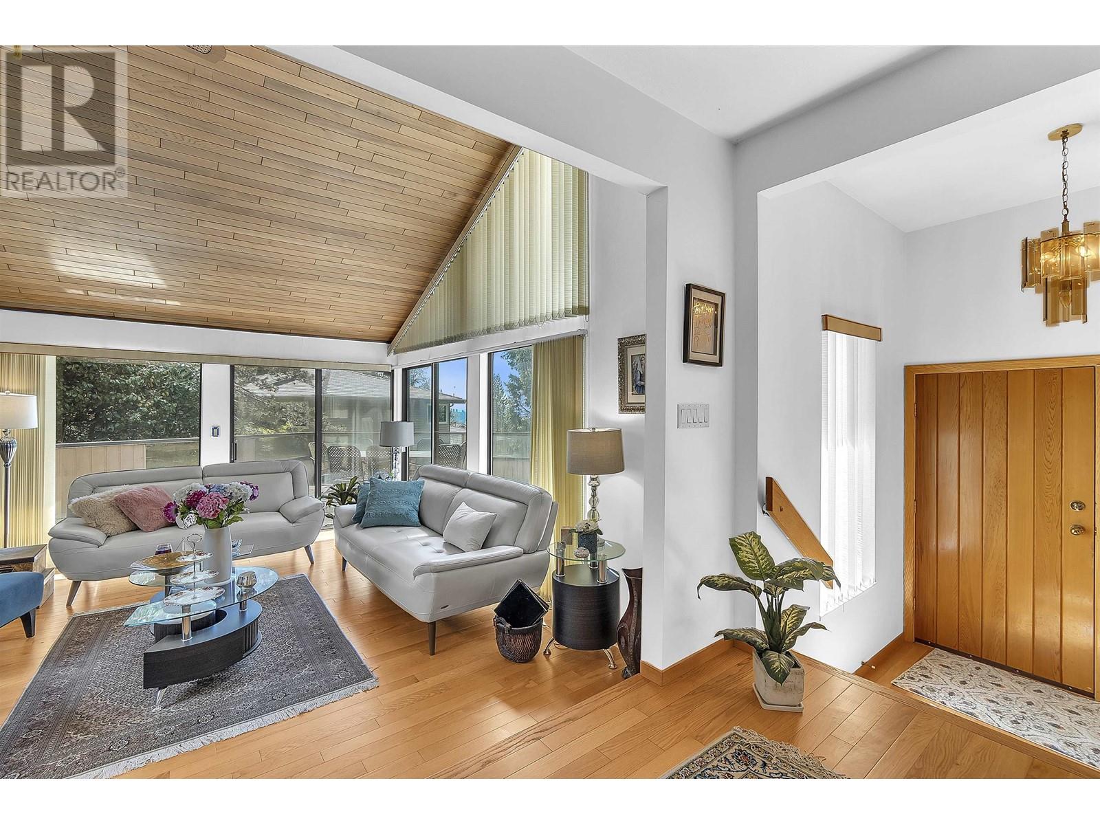 5628 Sumac Place, North Vancouver, British Columbia V7R 4T6 - Photo 10 - R2958185