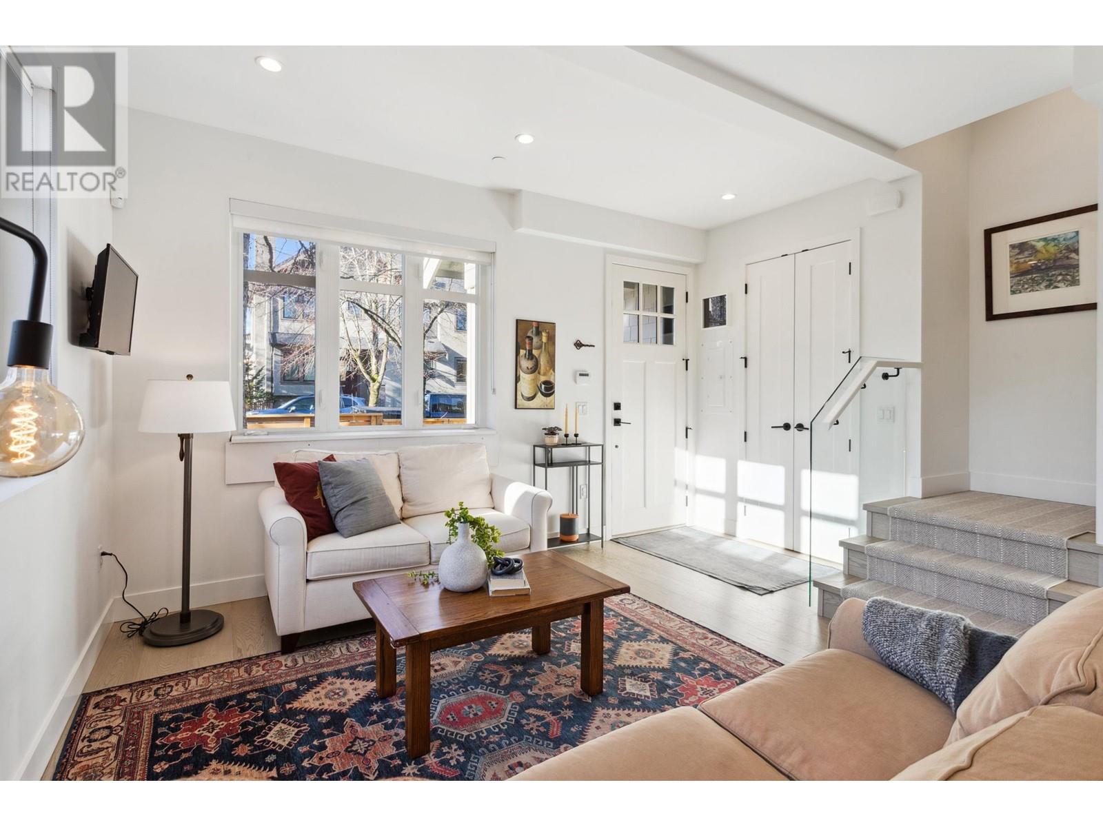 Listing Picture 3 of 26 : 3188 INVERNESS STREET, Vancouver / 溫哥華 - 魯藝地產 Yvonne Lu Group - MLS Medallion Club Member