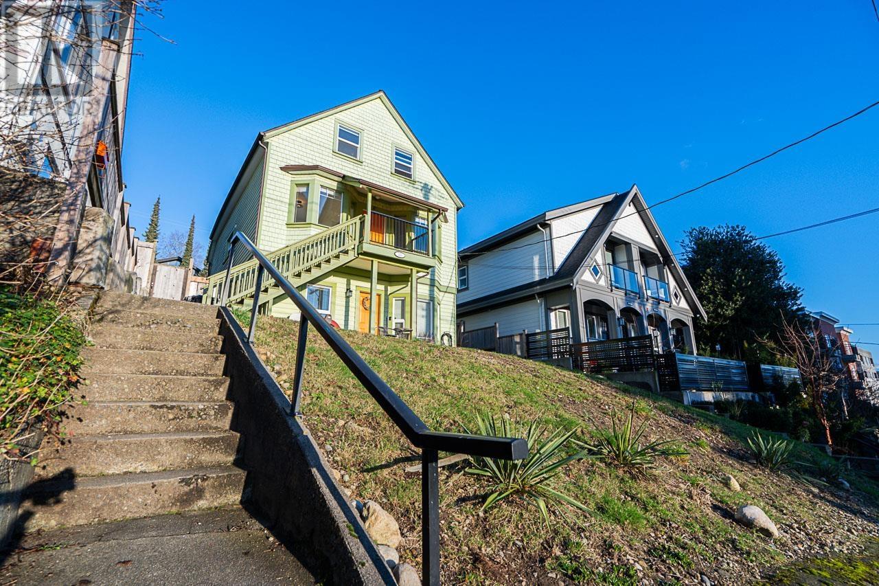 233 Eleventh Street, New Westminster, British Columbia  V3M 4C8 - Photo 3 - R2958229