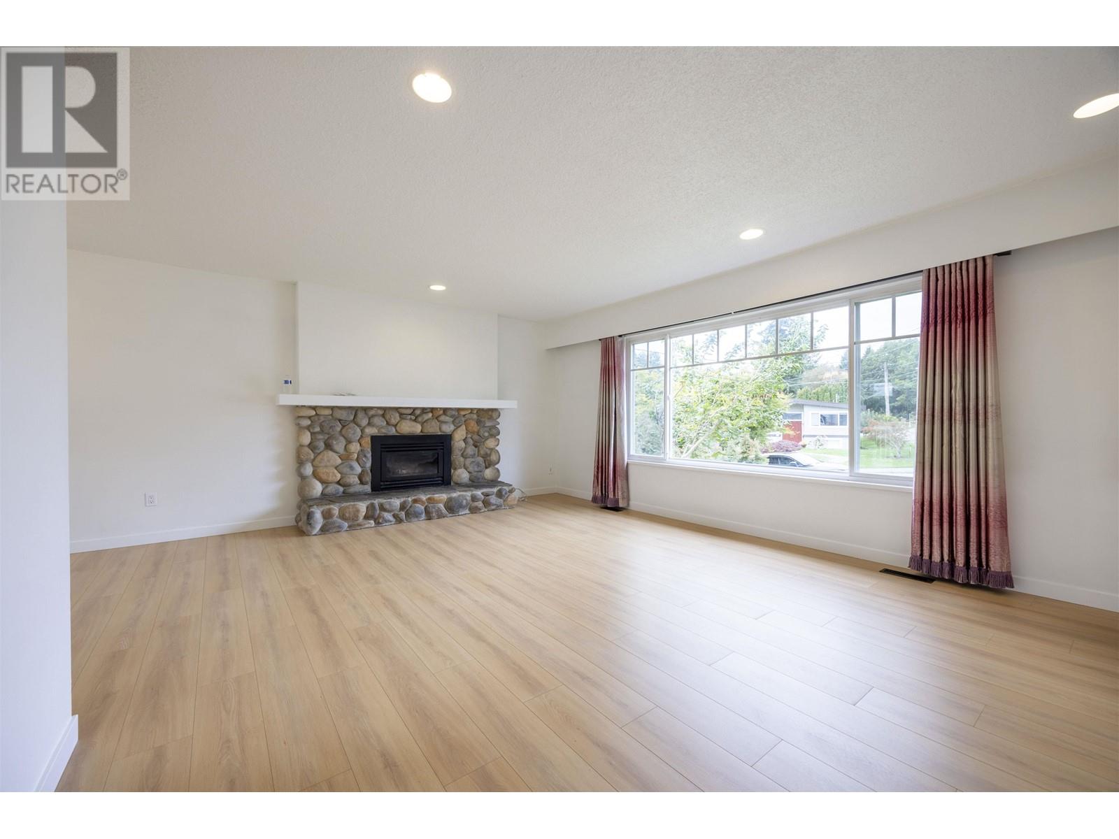 Listing Picture 7 of 23 : 2110 JORDAN DRIVE, Burnaby / 本拿比 - 魯藝地產 Yvonne Lu Group - MLS Medallion Club Member