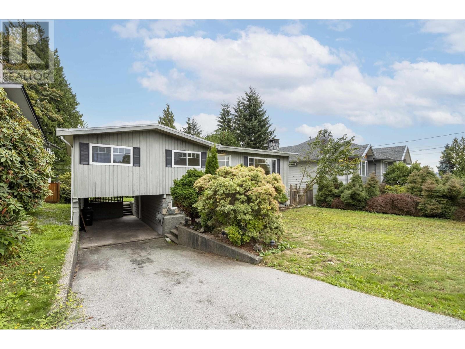 Listing Picture 2 of 23 : 2110 JORDAN DRIVE, Burnaby / 本拿比 - 魯藝地產 Yvonne Lu Group - MLS Medallion Club Member
