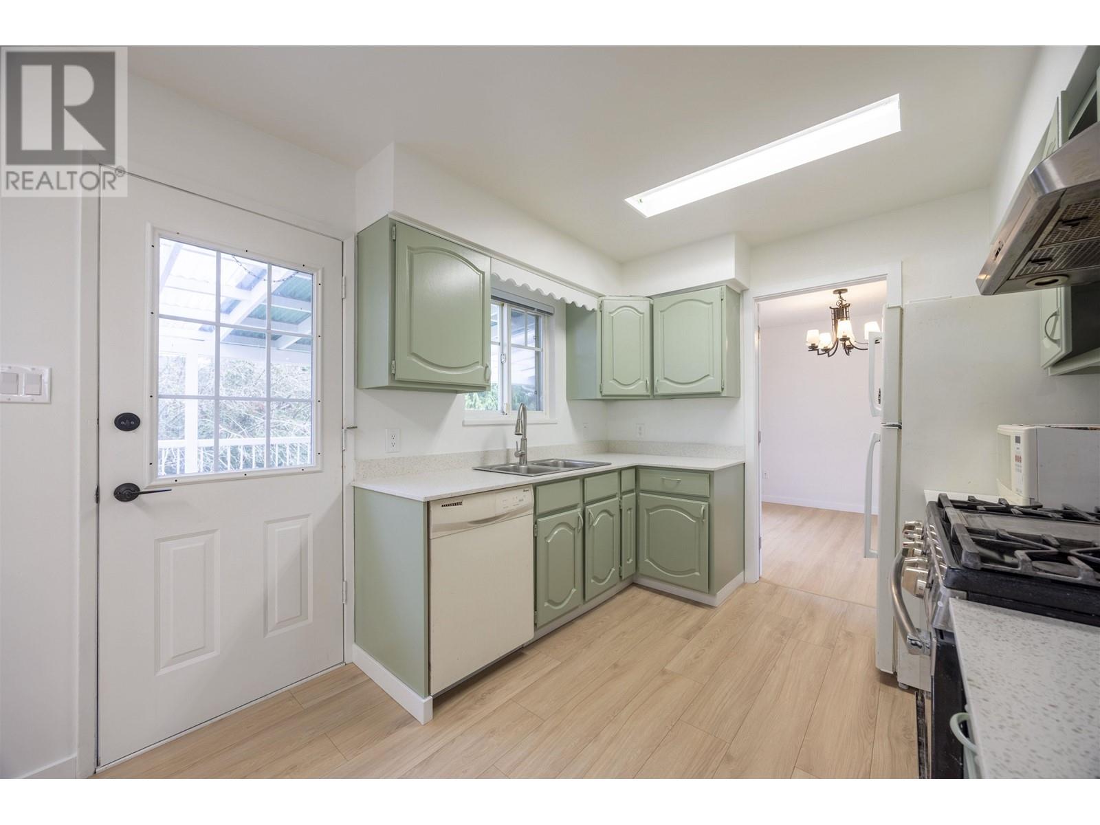 Listing Picture 14 of 23 : 2110 JORDAN DRIVE, Burnaby / 本拿比 - 魯藝地產 Yvonne Lu Group - MLS Medallion Club Member
