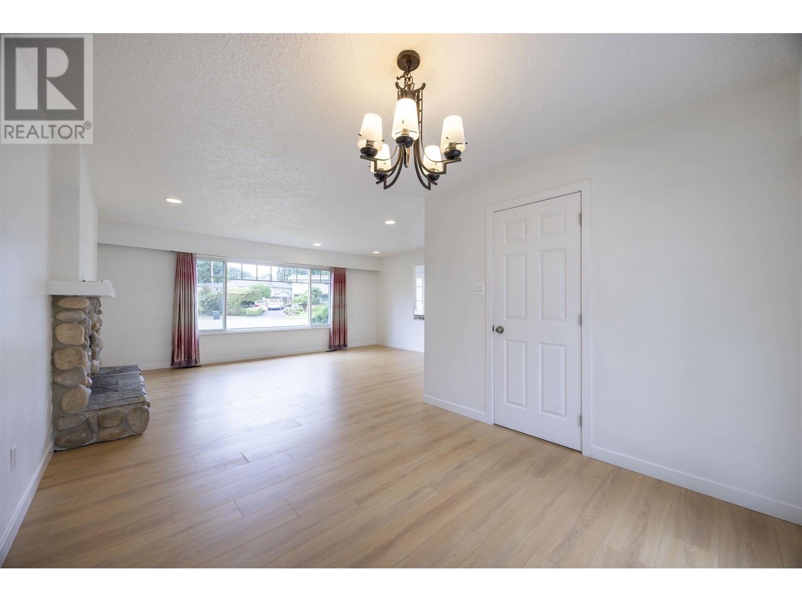 Listing Picture 11 of 23 : 2110 JORDAN DRIVE, Burnaby / 本拿比 - 魯藝地產 Yvonne Lu Group - MLS Medallion Club Member