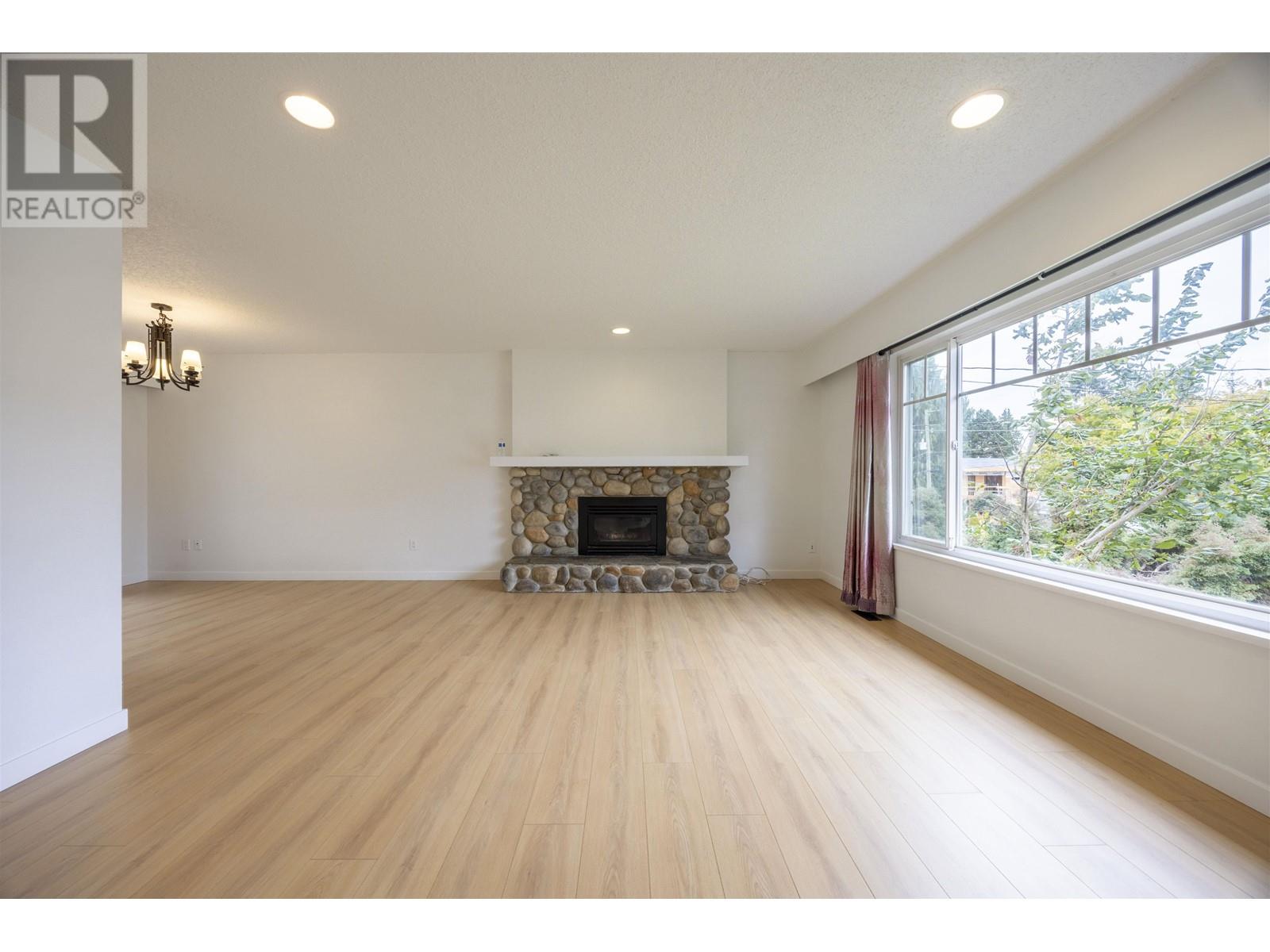 Listing Picture 9 of 23 : 2110 JORDAN DRIVE, Burnaby / 本拿比 - 魯藝地產 Yvonne Lu Group - MLS Medallion Club Member