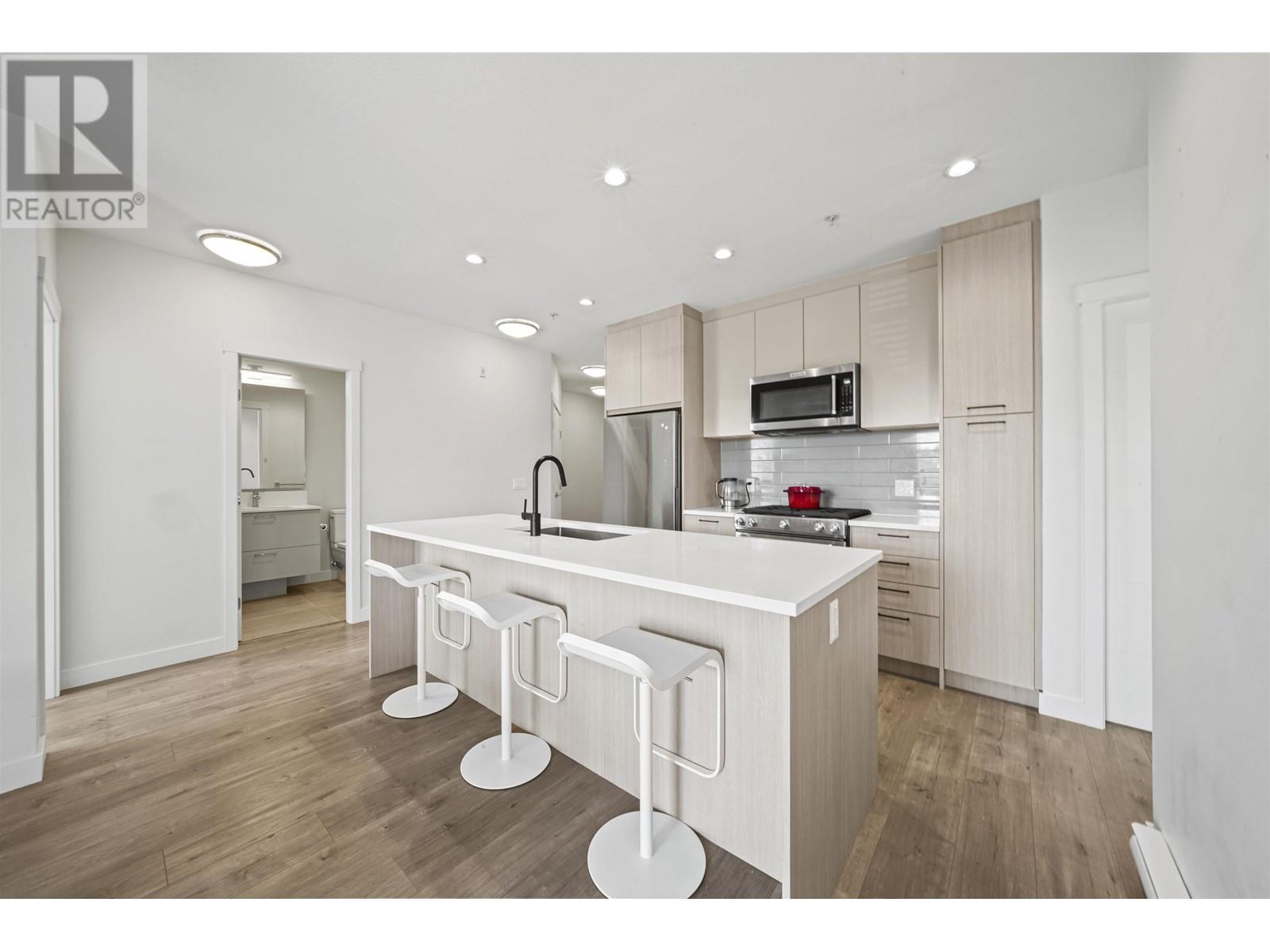 305 707 Como Lake Avenue, Coquitlam, British Columbia V6B 0E3 - Photo 3 - R2958114