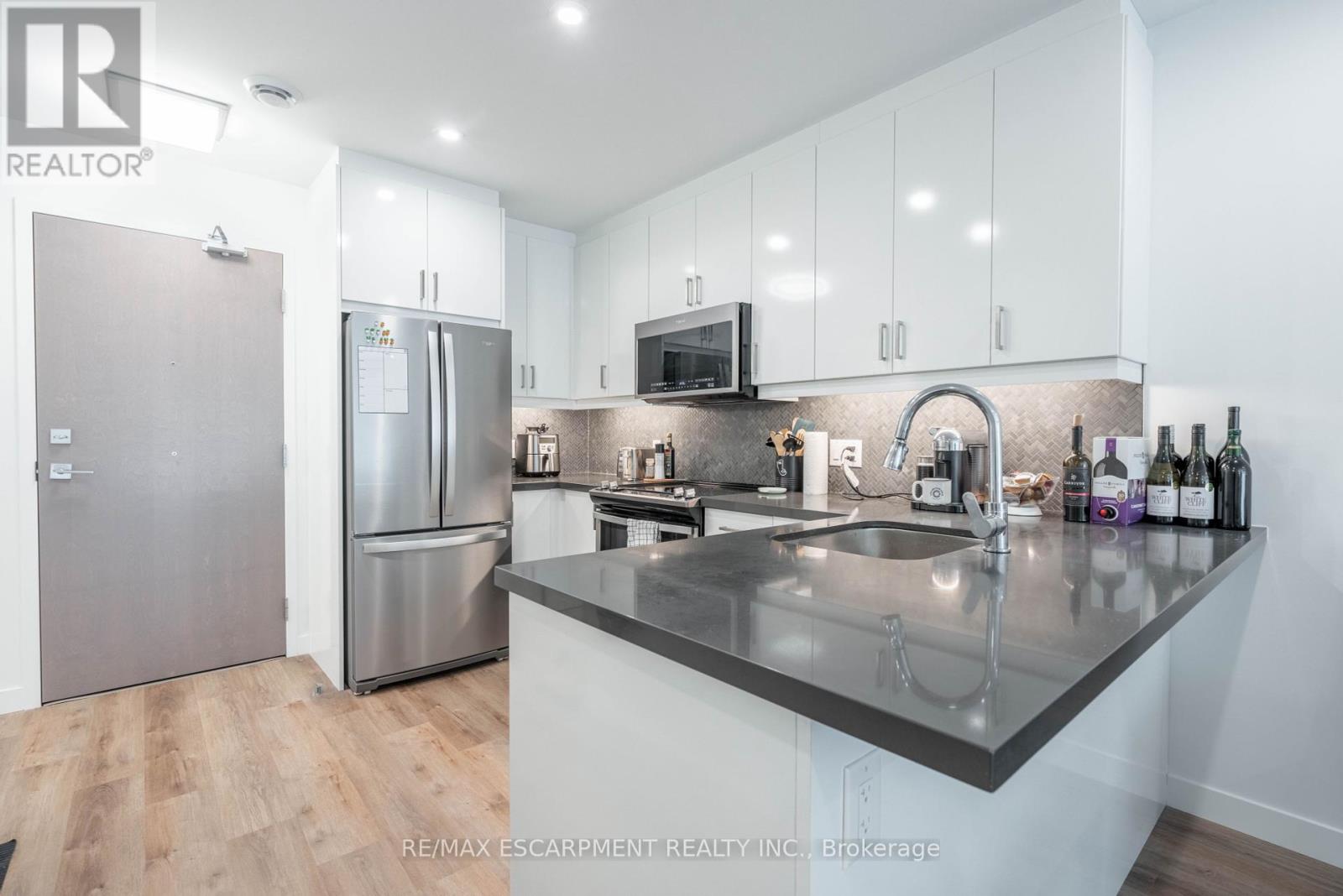 Property at 101 - 479 CHARLTON AVENUE E image 5