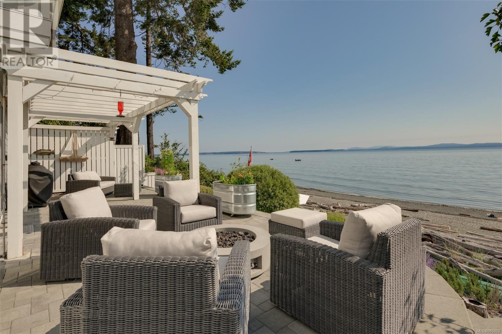 5097 Cordova Bay Rd, saanich, British Columbia V8Y2K1