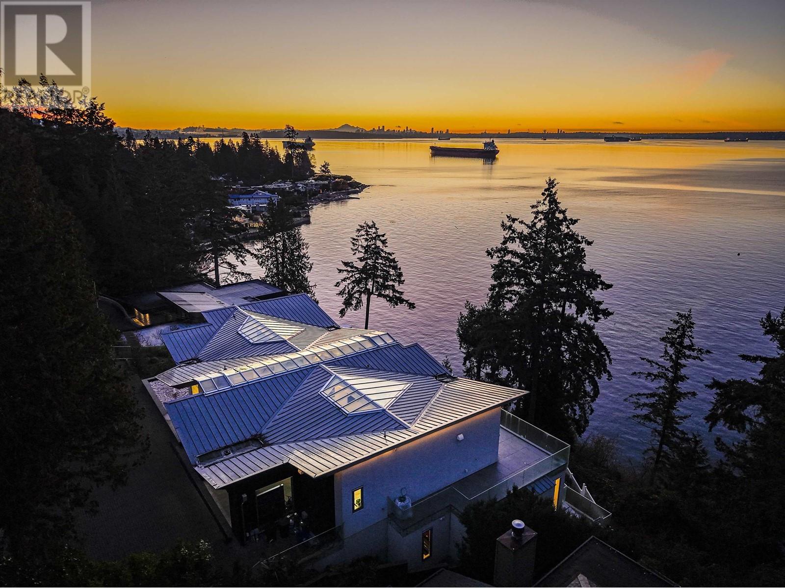 4580 Marine Drive, West Vancouver, British Columbia V7W 2N9 - Photo 2 - R2958523