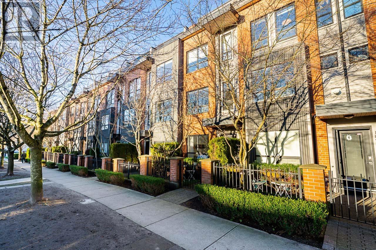 Listing Picture 2 of 34 : 1891 STAINSBURY AVENUE, Vancouver / 溫哥華 - 魯藝地產 Yvonne Lu Group - MLS Medallion Club Member