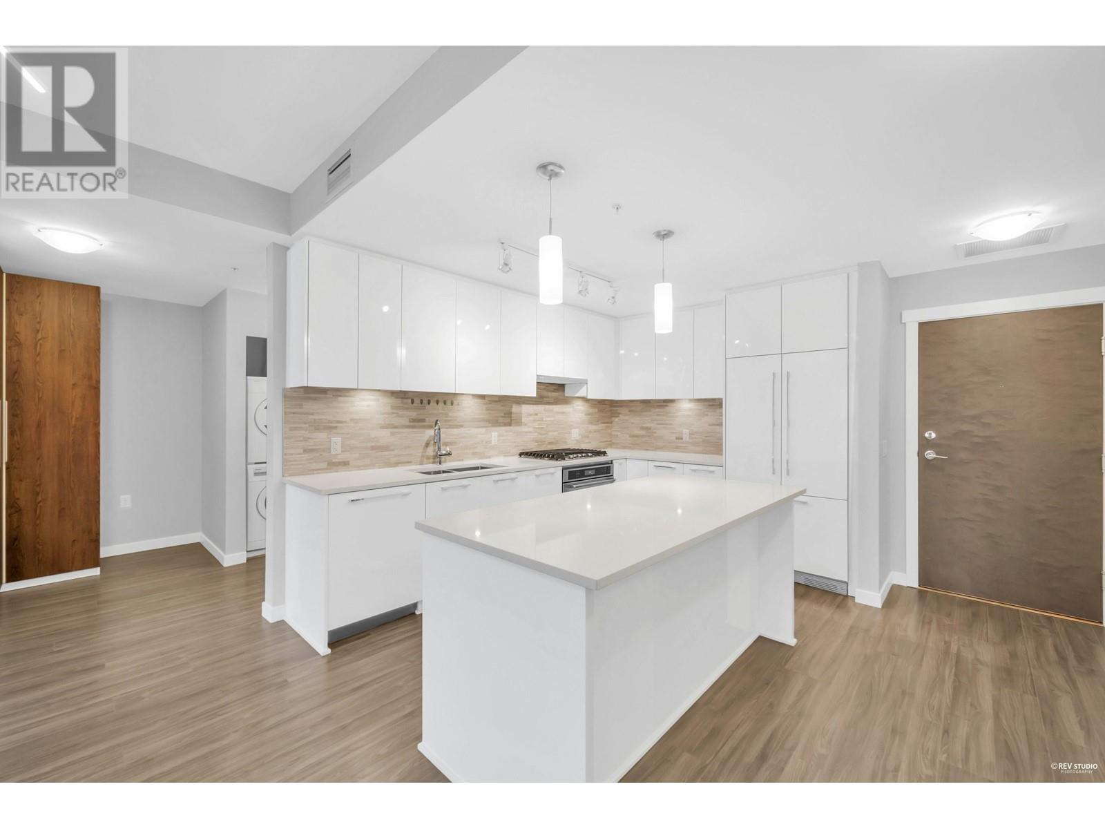 Listing Picture 2 of 20 : 225 9551 ALEXANDRA ROAD, Richmond / 烈治文 - 魯藝地產 Yvonne Lu Group - MLS Medallion Club Member