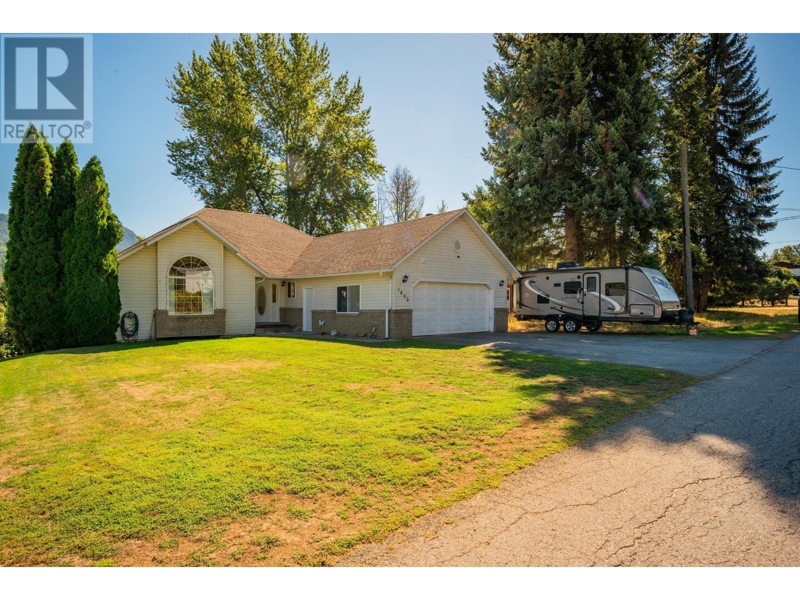 1820 FIRST Street, Fruitvale, British Columbia