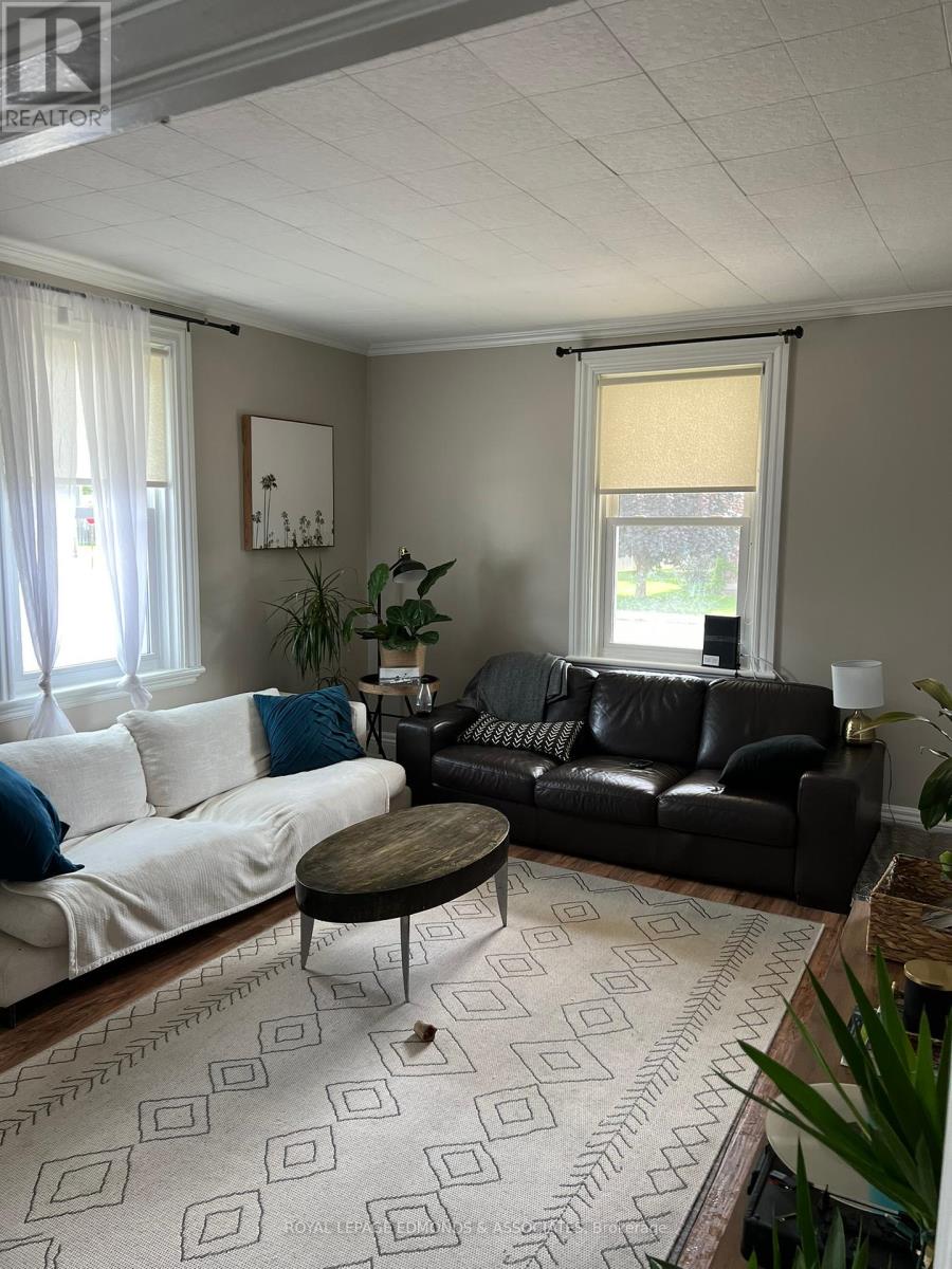 Property at 57 LOCHIEL STREET S image 2