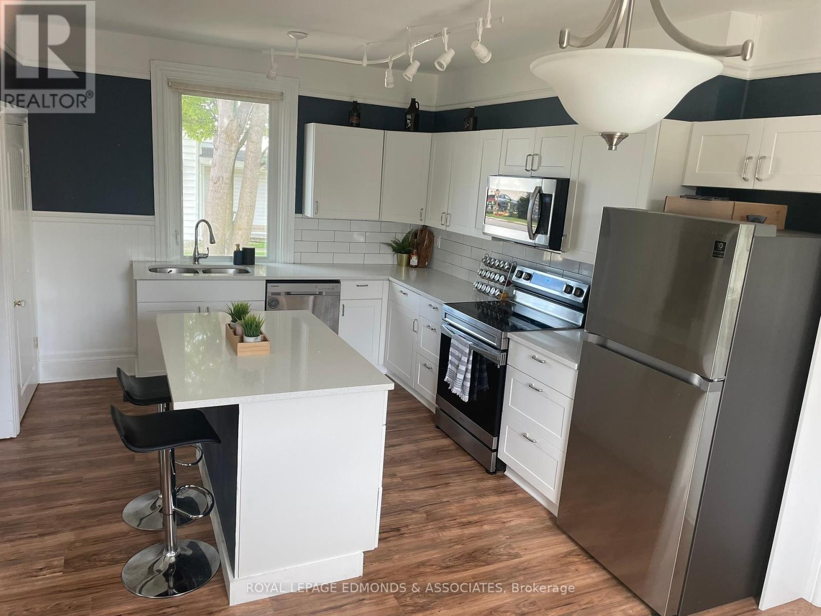 Property at 57 LOCHIEL STREET S image 4