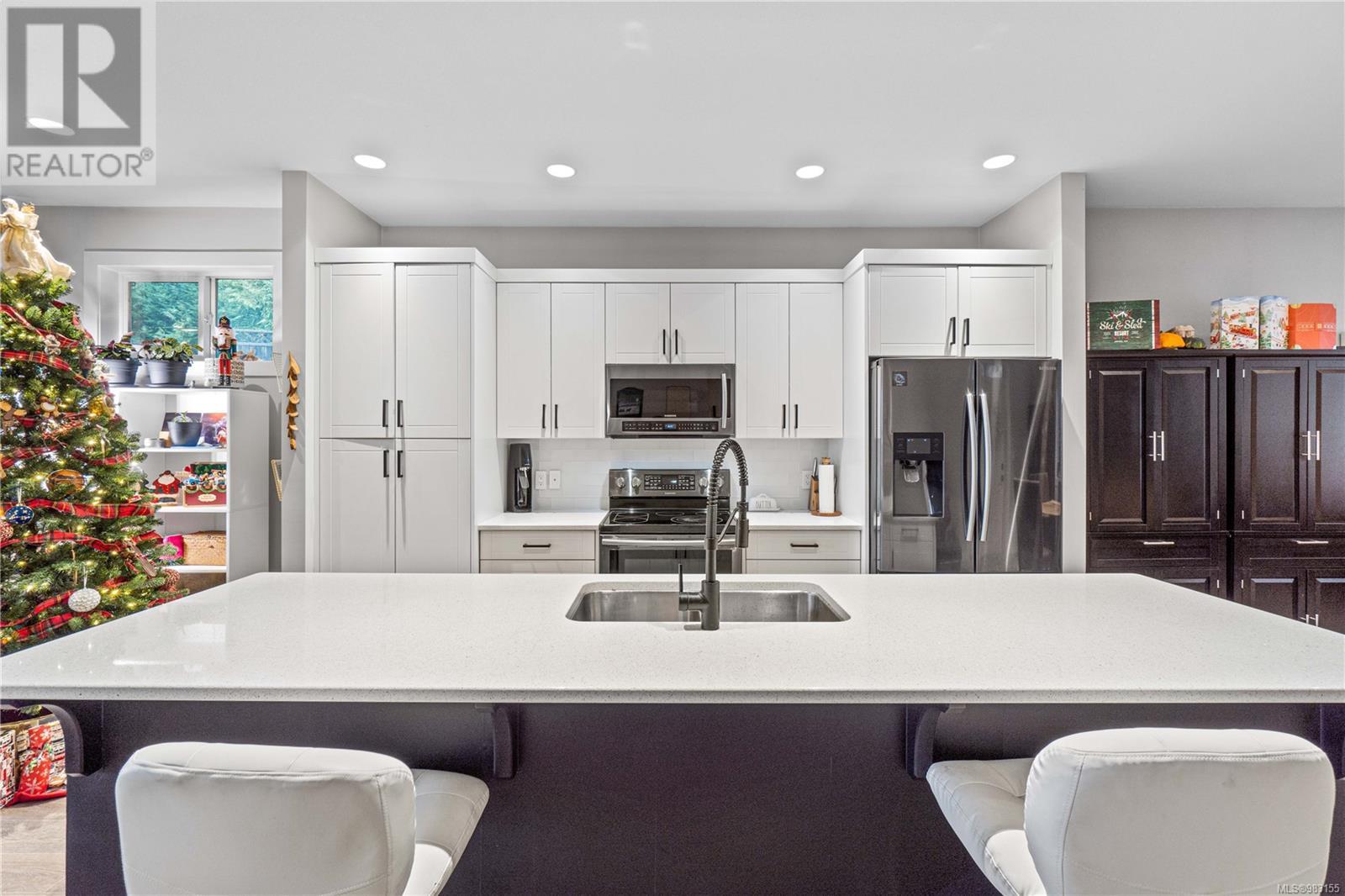 Property at 5100 Dunn Pl image 3