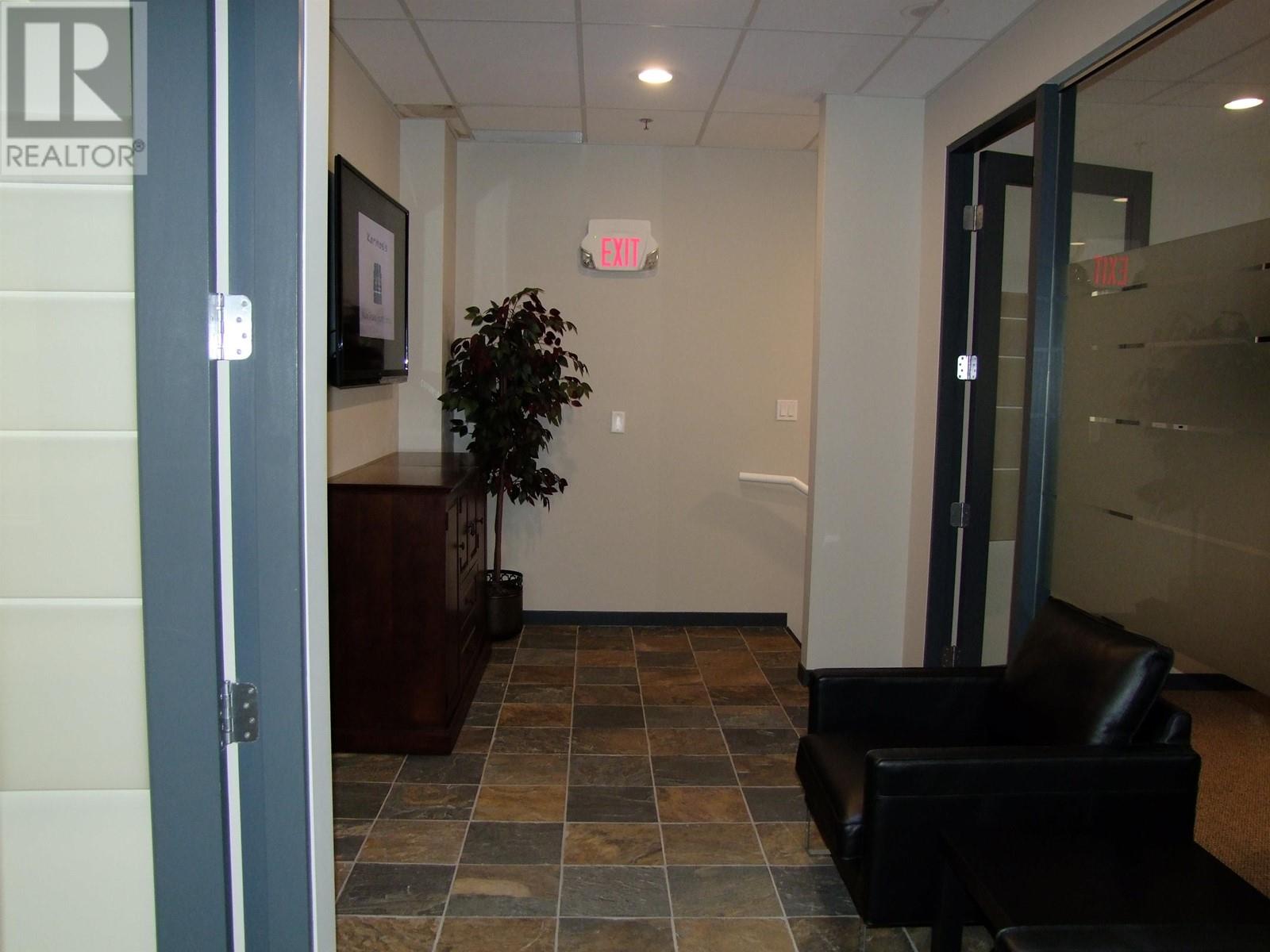 Listing Picture 2 of 12 : 201 4268 LOZELLS AVENUE, Burnaby / 本拿比 - 魯藝地產 Yvonne Lu Group - MLS Medallion Club Member