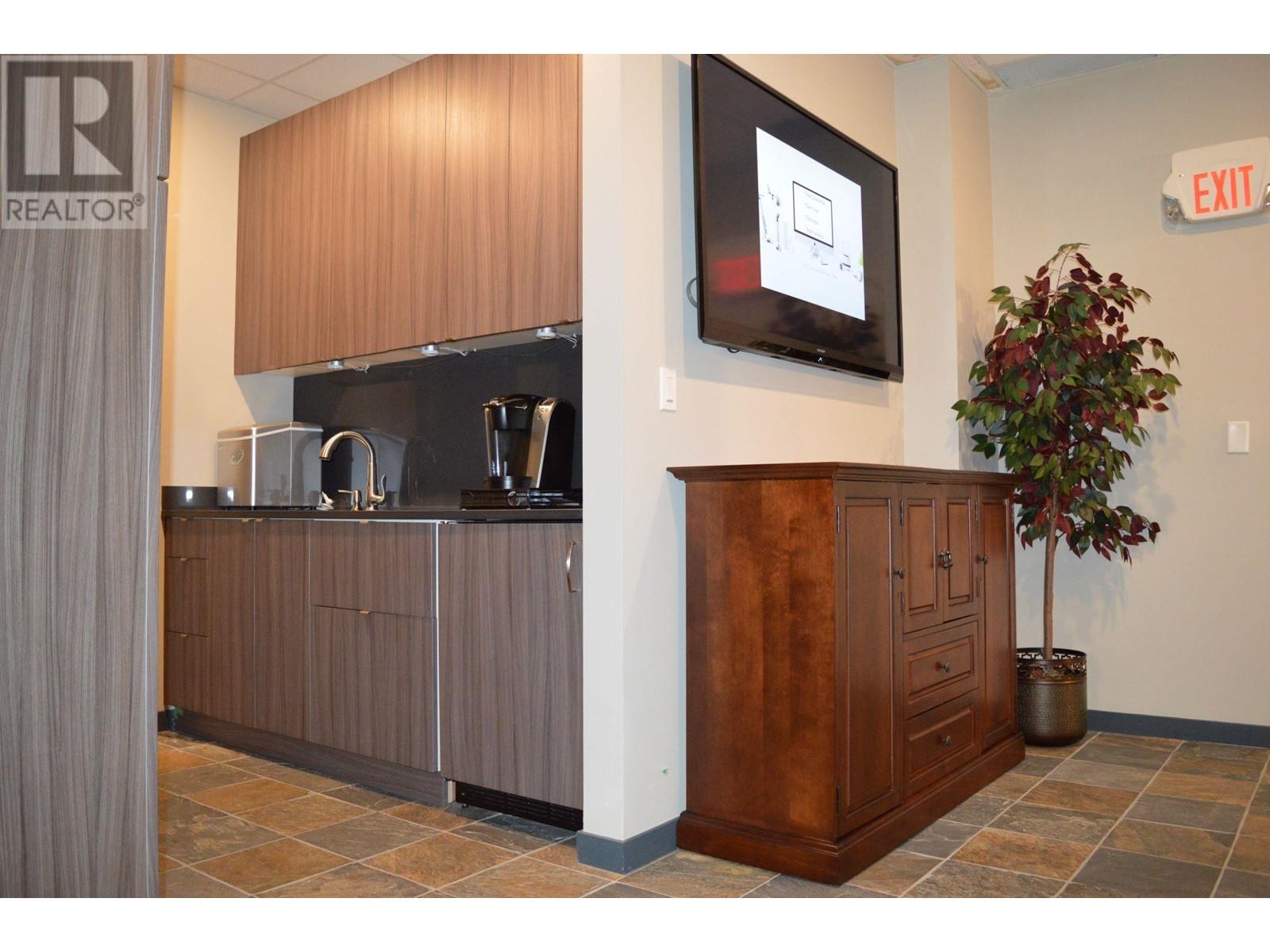 Listing Picture 4 of 12 : 201 4268 LOZELLS AVENUE, Burnaby / 本拿比 - 魯藝地產 Yvonne Lu Group - MLS Medallion Club Member