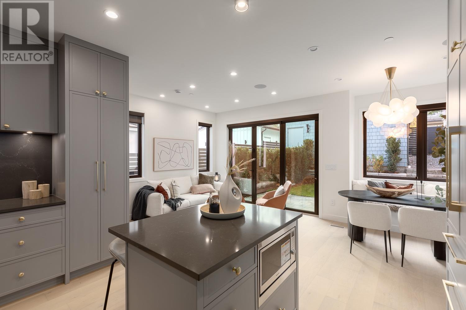 Listing Picture 2 of 34 : 2 3858 W 13TH AVENUE, Vancouver / 溫哥華 - 魯藝地產 Yvonne Lu Group - MLS Medallion Club Member