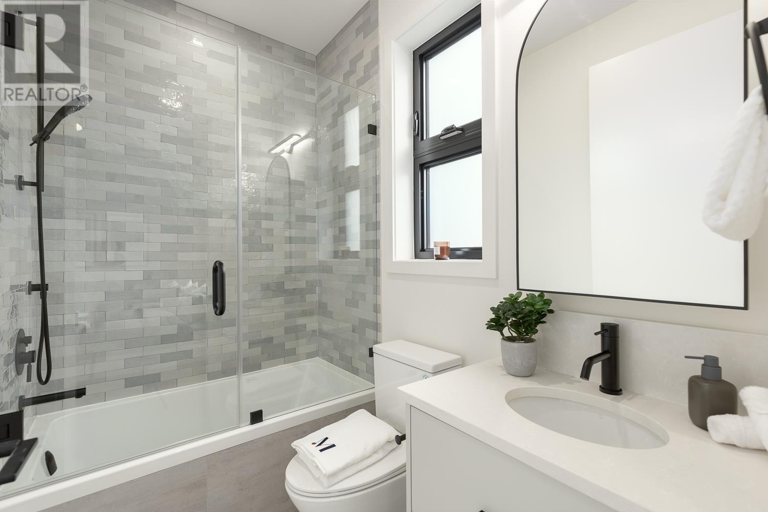 Listing Picture 23 of 34 : 2 3858 W 13TH AVENUE, Vancouver / 溫哥華 - 魯藝地產 Yvonne Lu Group - MLS Medallion Club Member