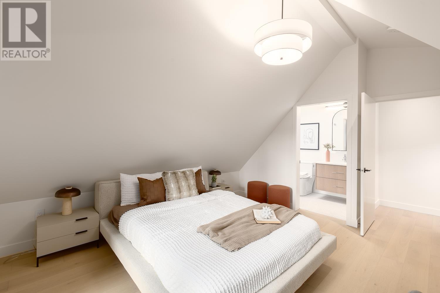 Listing Picture 25 of 34 : 2 3858 W 13TH AVENUE, Vancouver / 溫哥華 - 魯藝地產 Yvonne Lu Group - MLS Medallion Club Member