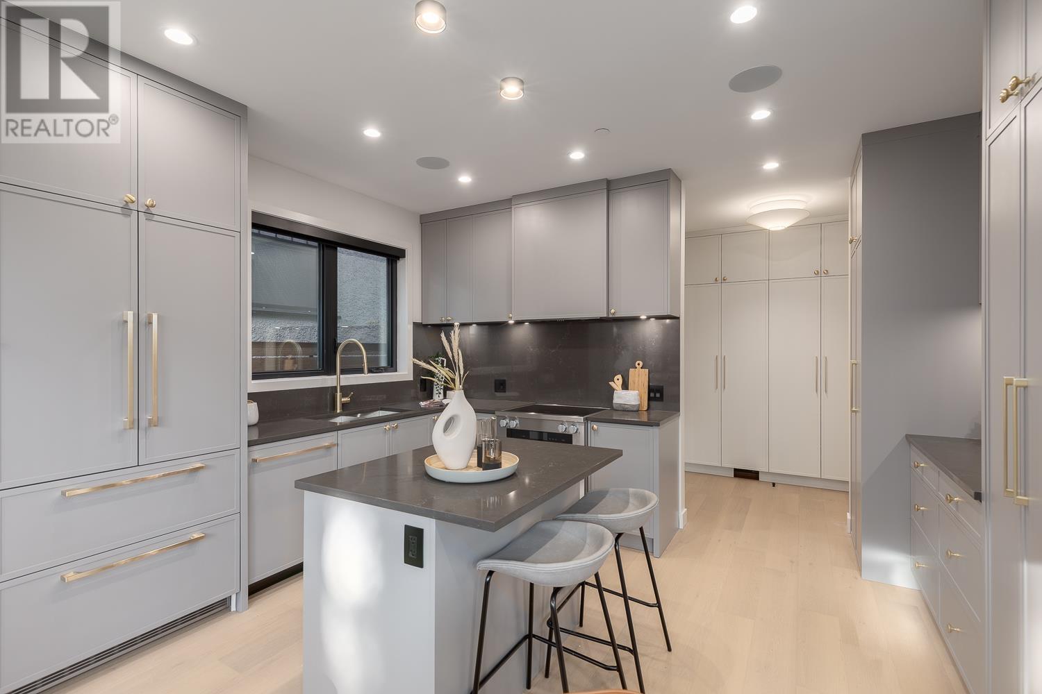 Listing Picture 4 of 34 : 2 3858 W 13TH AVENUE, Vancouver / 溫哥華 - 魯藝地產 Yvonne Lu Group - MLS Medallion Club Member