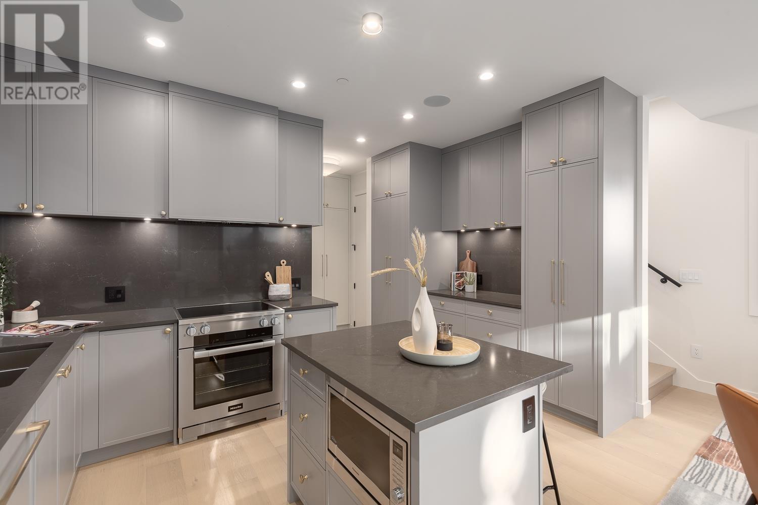 Listing Picture 7 of 34 : 2 3858 W 13TH AVENUE, Vancouver / 溫哥華 - 魯藝地產 Yvonne Lu Group - MLS Medallion Club Member