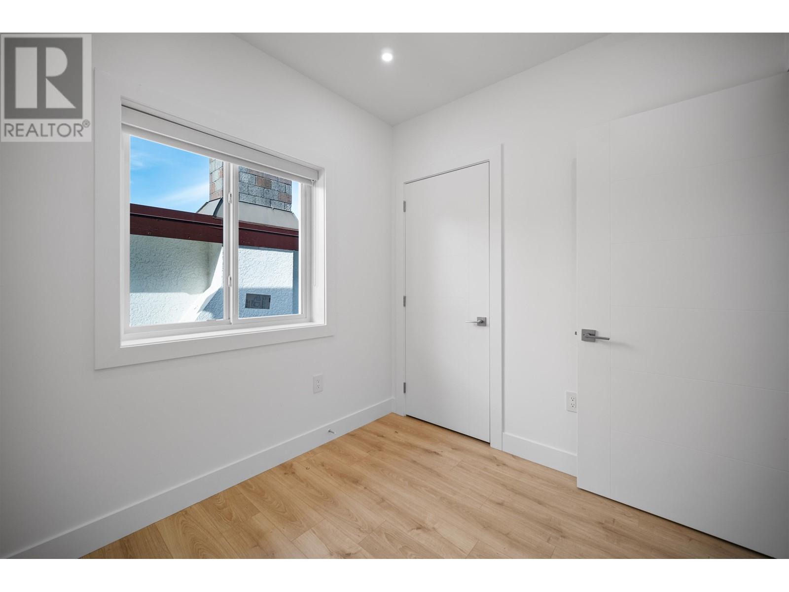 Listing Picture 11 of 27 : 1 3644 E 28TH AVENUE, Vancouver / 溫哥華 - 魯藝地產 Yvonne Lu Group - MLS Medallion Club Member