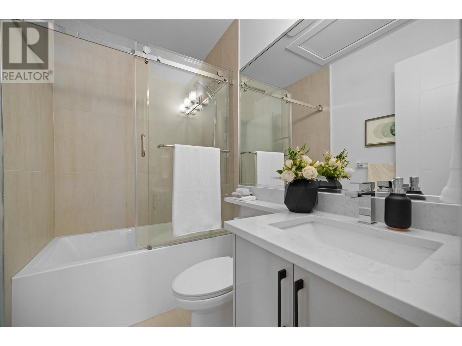 Listing Picture 18 of 27 : 1 3644 E 28TH AVENUE, Vancouver / 溫哥華 - 魯藝地產 Yvonne Lu Group - MLS Medallion Club Member