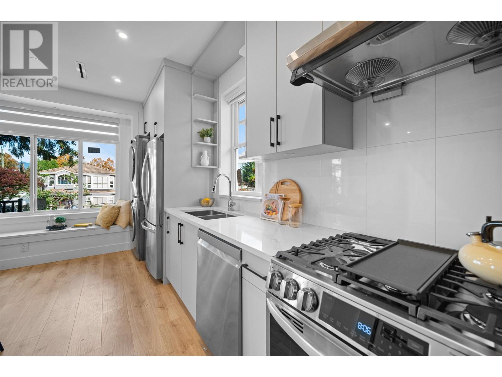 Listing Picture 9 of 27 : 1 3644 E 28TH AVENUE, Vancouver / 溫哥華 - 魯藝地產 Yvonne Lu Group - MLS Medallion Club Member