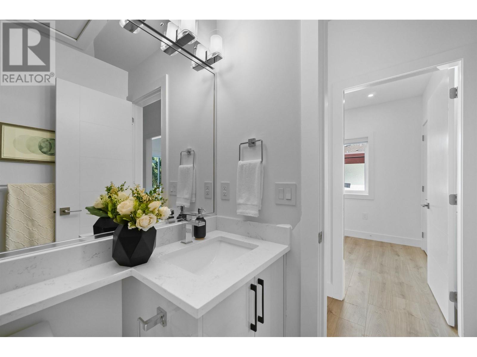 Listing Picture 19 of 27 : 1 3644 E 28TH AVENUE, Vancouver / 溫哥華 - 魯藝地產 Yvonne Lu Group - MLS Medallion Club Member