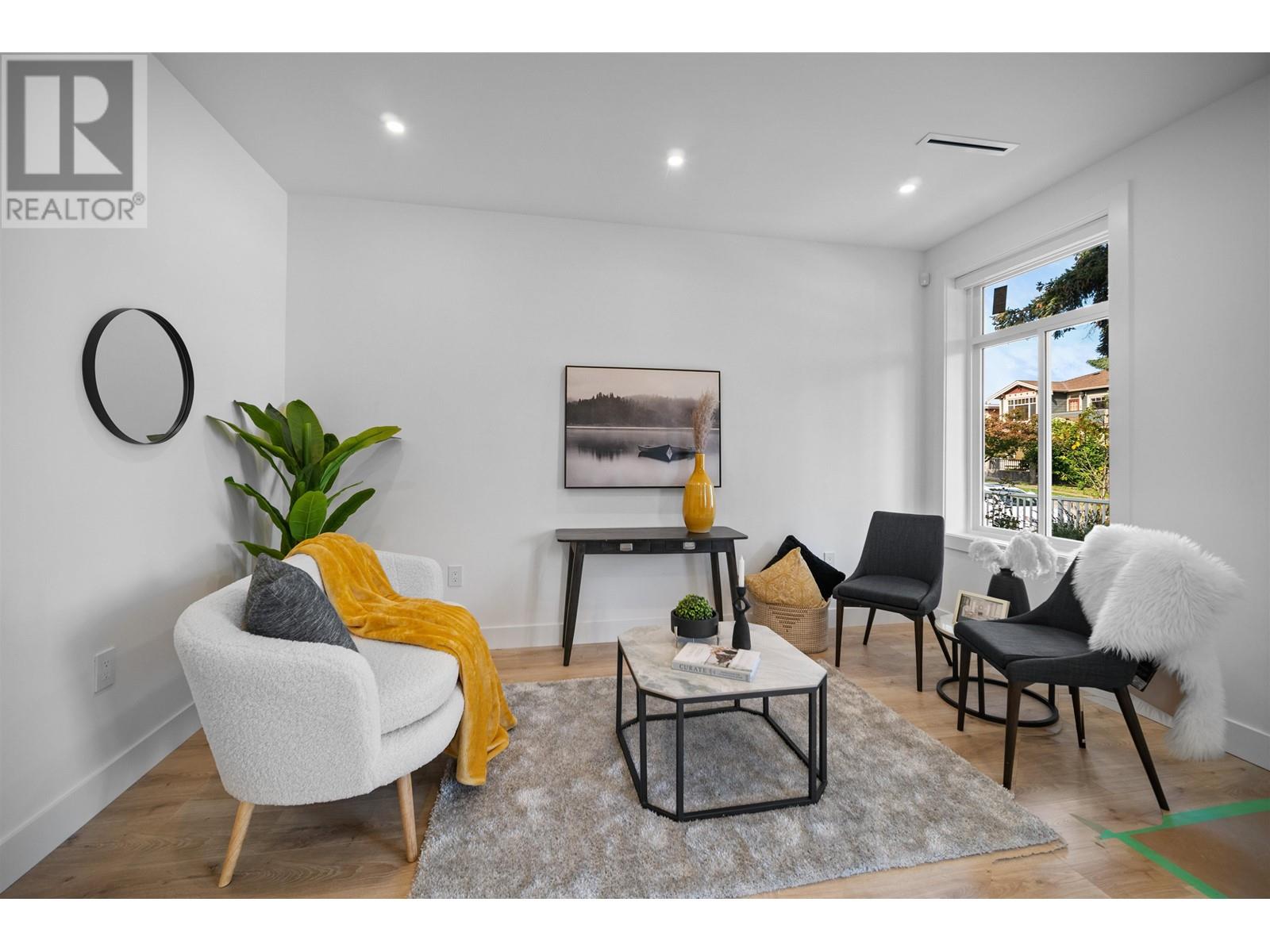 Listing Picture 3 of 27 : 1 3644 E 28TH AVENUE, Vancouver / 溫哥華 - 魯藝地產 Yvonne Lu Group - MLS Medallion Club Member