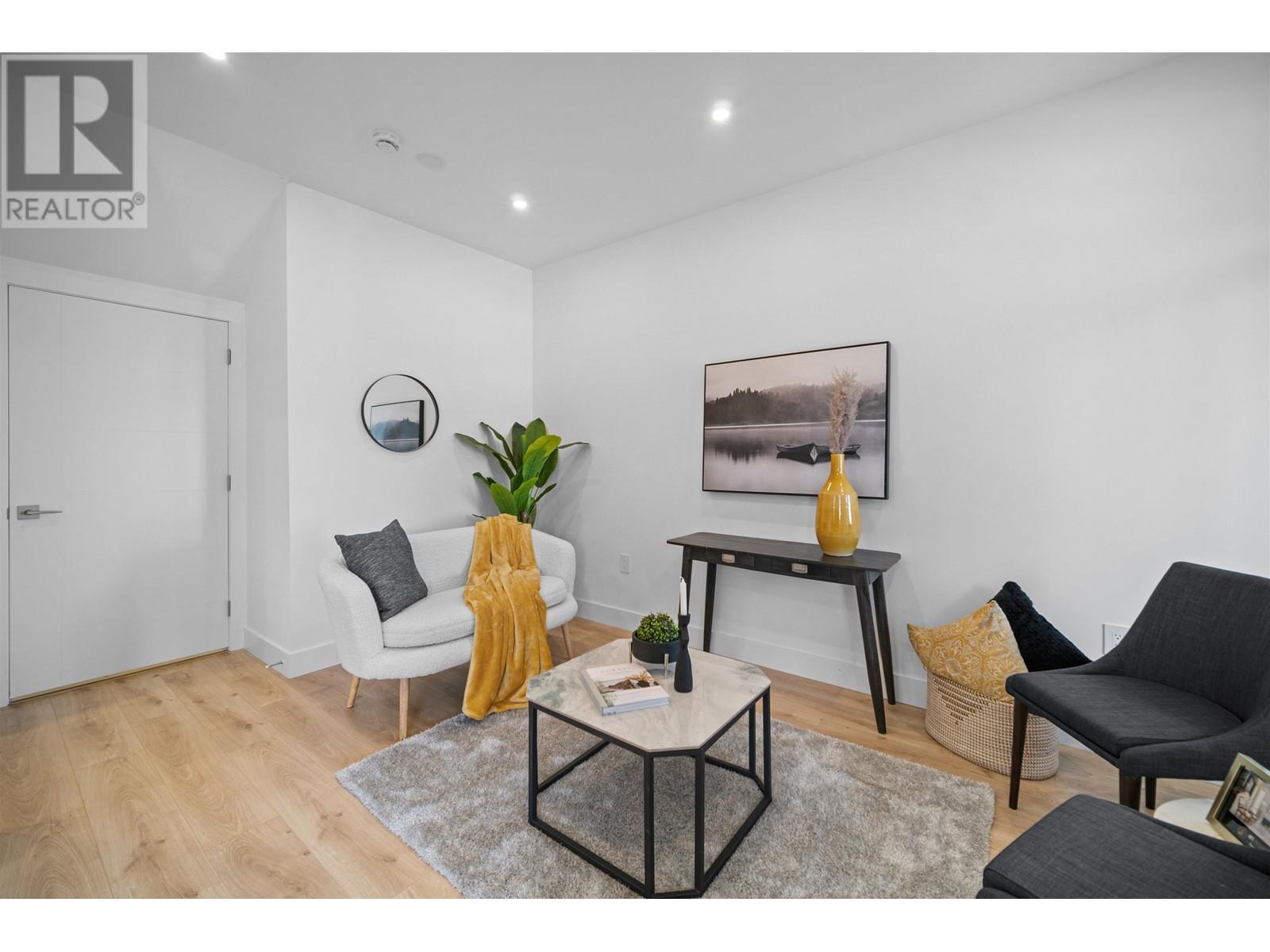 Listing Picture 2 of 27 : 1 3644 E 28TH AVENUE, Vancouver / 溫哥華 - 魯藝地產 Yvonne Lu Group - MLS Medallion Club Member