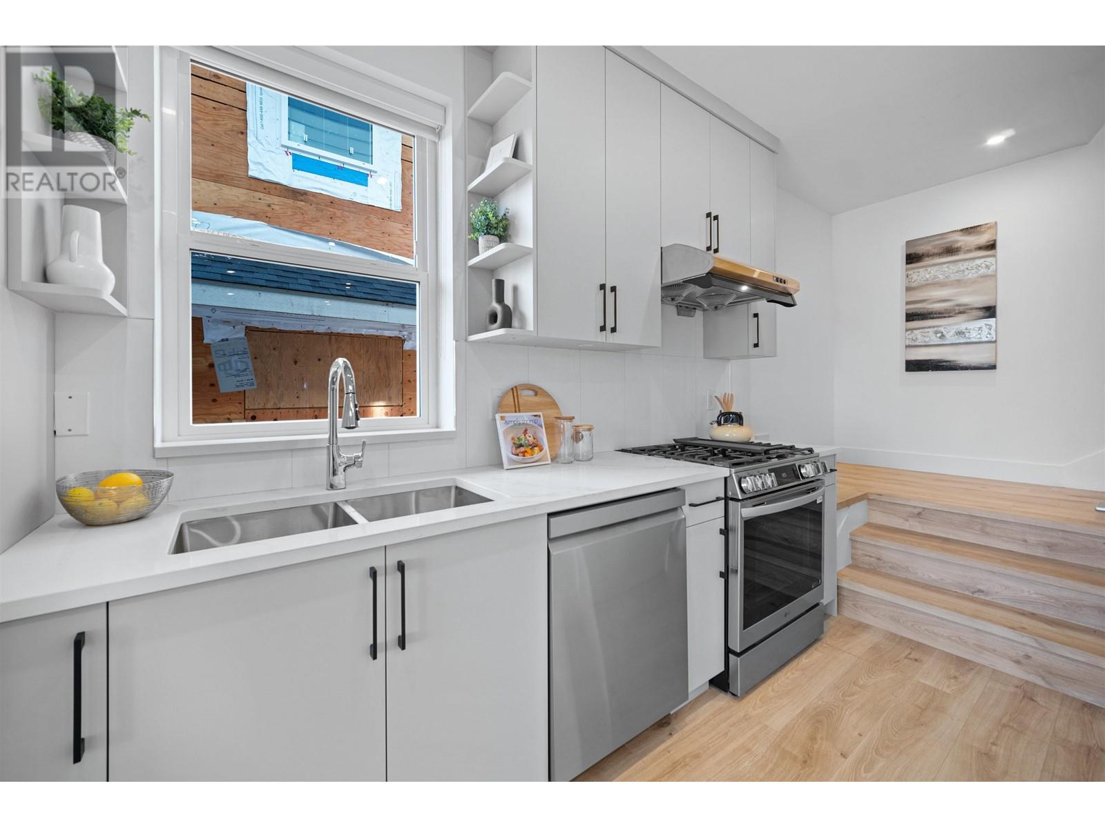 Listing Picture 8 of 27 : 1 3644 E 28TH AVENUE, Vancouver / 溫哥華 - 魯藝地產 Yvonne Lu Group - MLS Medallion Club Member