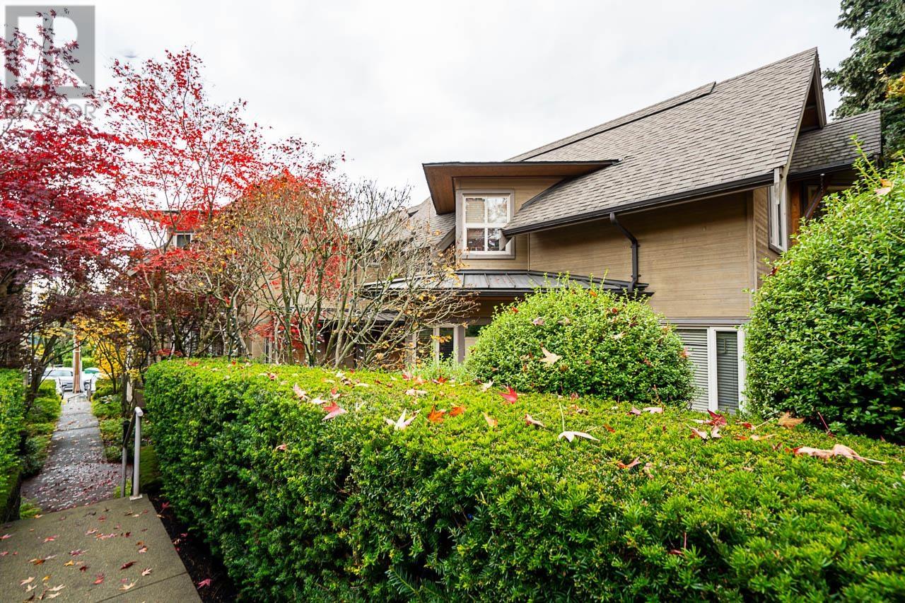261 W 5th Street, North Vancouver, British Columbia  V7M 1J9 - Photo 2 - R2942107