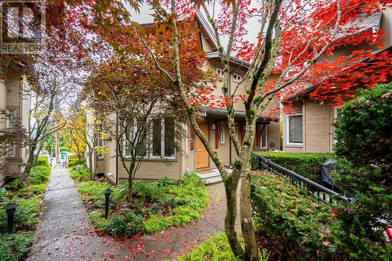 261 W 5th Street, North Vancouver, British Columbia  V7M 1J9 - Photo 4 - R2942107