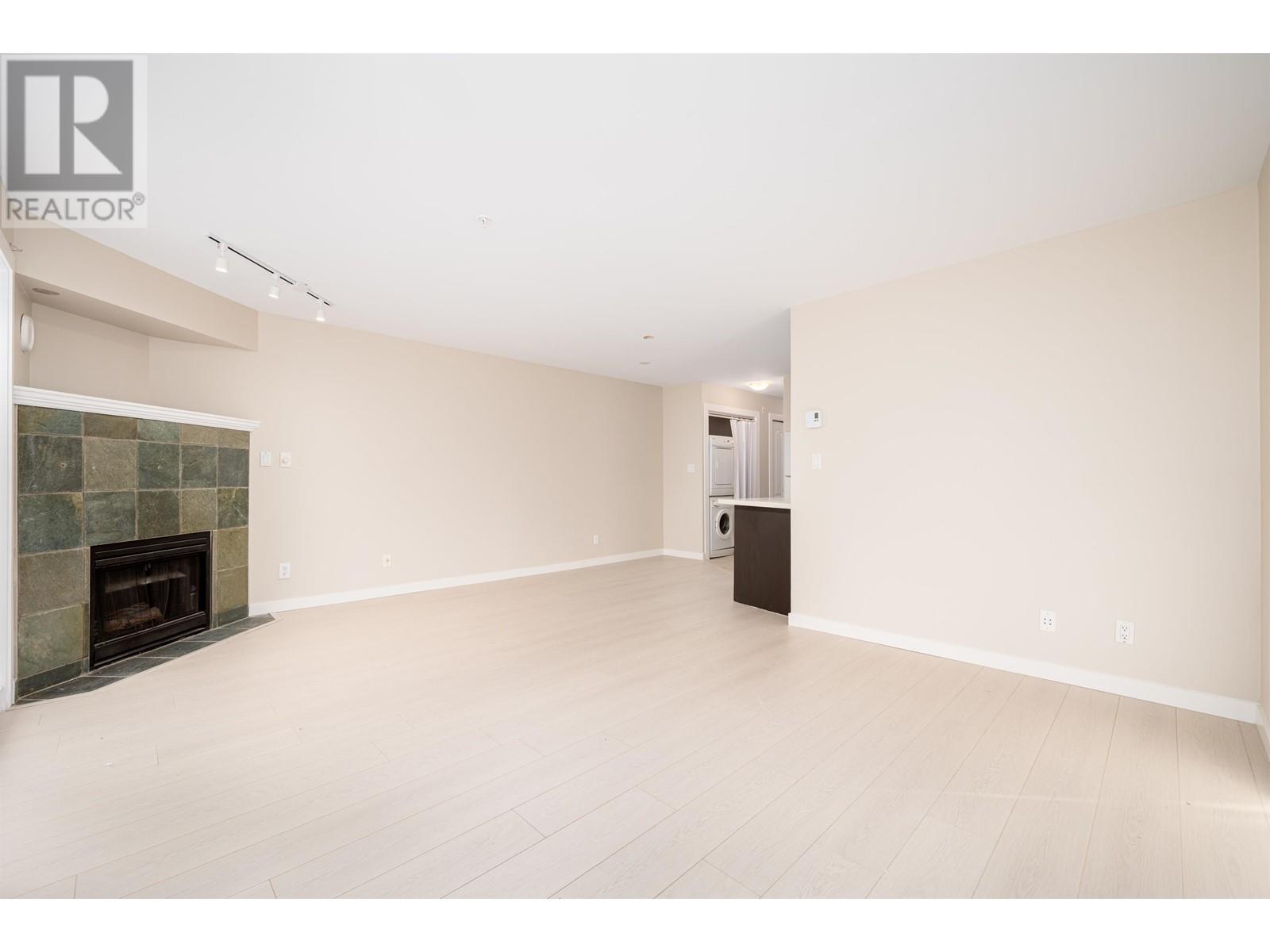 Listing Picture 10 of 19 : 104 3788 W 10TH AVENUE, Vancouver / 溫哥華 - 魯藝地產 Yvonne Lu Group - MLS Medallion Club Member