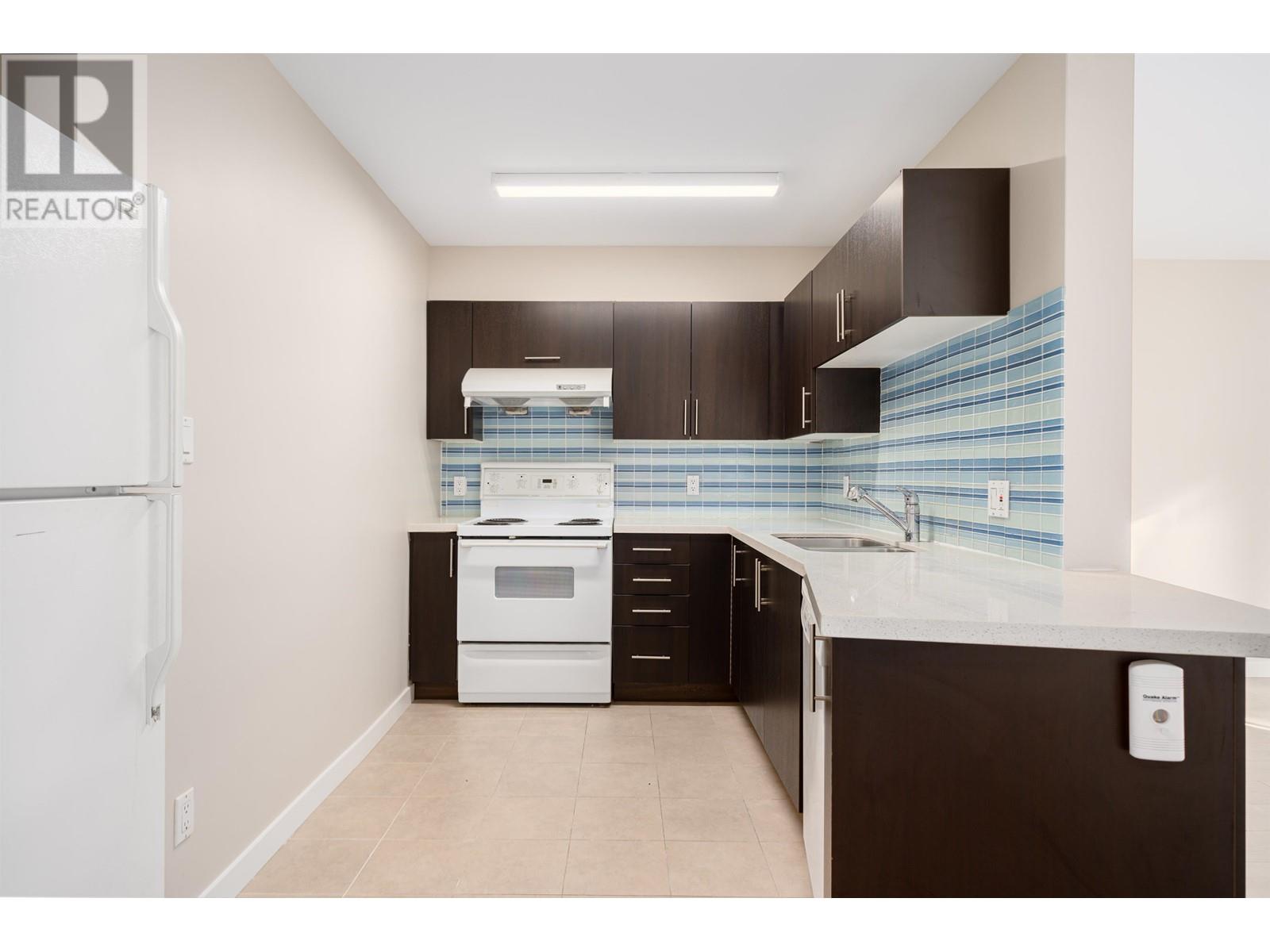 Listing Picture 11 of 19 : 104 3788 W 10TH AVENUE, Vancouver / 溫哥華 - 魯藝地產 Yvonne Lu Group - MLS Medallion Club Member