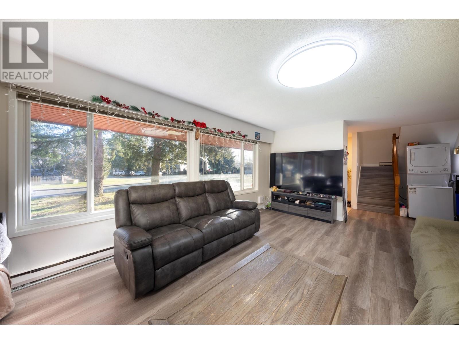 Property at 830 IRVINE STREET image 5