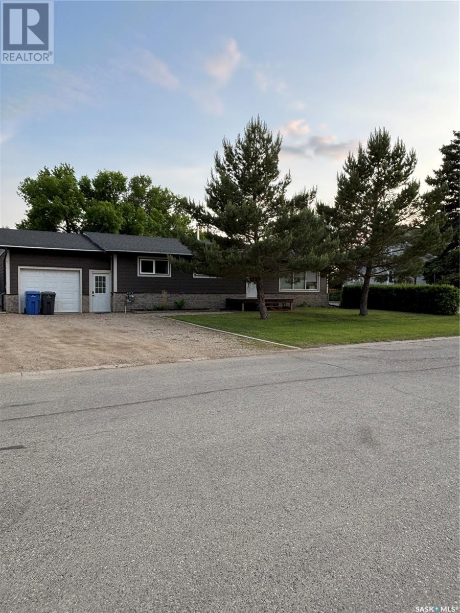 845 Prospect Avenue, Oxbow, Saskatchewan  S0C 2B0 - Photo 2 - SK993353