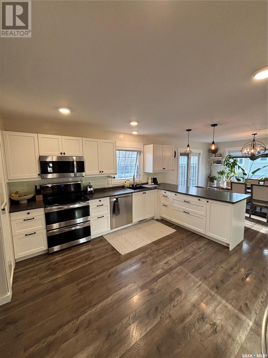 845 Prospect Avenue, Oxbow, Saskatchewan  S0C 2B0 - Photo 3 - SK993353