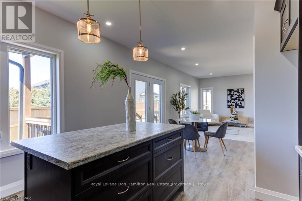 274 Queen Street S, North Perth, Ontario  N0G 1B0 - Photo 15 - X11823092